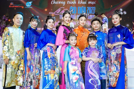 Nhà thiết kế Việt Hùng (ngoài cùng bên trái) cùng các người mẫu trình diễn bộ sưu tập áo dài. (Ảnh: Nhà thiết kế cung cấp)