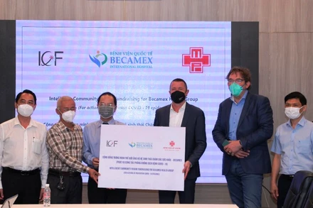 Cơ quan phát triển thành phố thông minh Eindhoven đại diện cho ICF trao tặng ủng hộ cho Hệ sinh thái Chăm sóc sức khỏe Becamex.