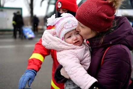 Em bé theo mẹ từ Ukraine đến Romania lánh nạn, cửa khẩu biên giới Siret, Romania, ngày 7/3/2022. (Ảnh: REUTERS)
