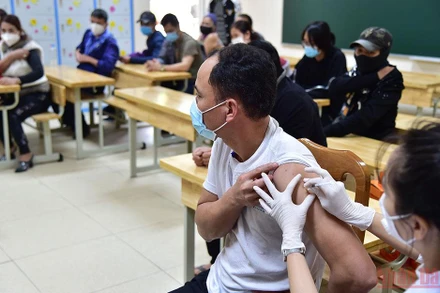 Tiêm ngừa Covid-19 cho người dân. (Ảnh: THÀNH ĐẠT)