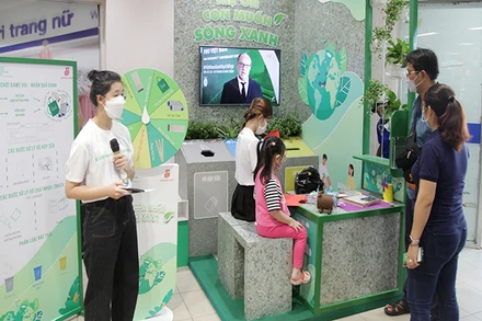 Người dân Thành phố Hồ Chí Minh tham gia Ngày hội tái chế với chủ đề "Mẹ ơi! Con muốn sống xanh".