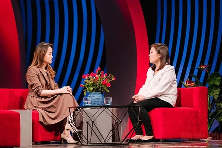 Chị Thu (bên phải ảnh) chia sẻ tại chương trình. (Ảnh: VTV)