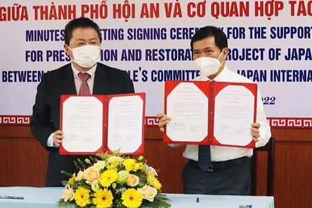 Lãnh đạo Ủy ban nhân dân thành phố Hội An và JICA Việt Nam ký kết hợp tác. 