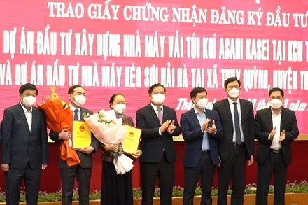 Trao giấy chứng nhận đăng ký đầu tư cho hai dự án lớn tại Thái Bình.