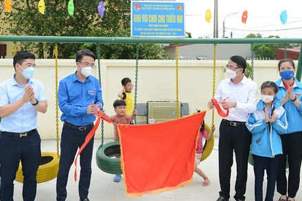 Bí thư Trung ương Đoàn Nguyễn Tường Lâm (thứ 2 từ trái sang trong ảnh) cùng đại diện các đơn vị liên quan khánh thành công trình thanh niên “Khu vui chơi cho thiếu nhi” trong khuôn khổ chương trình ra quân Ngày Chủ nhật xanh toàn quốc lần thứ I năm 2022 tại quận Đồ Sơn, thành phố Hải Phòng. 