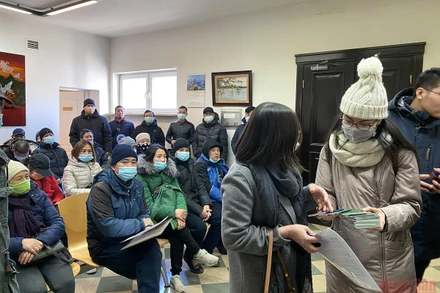 Hình ảnh bà con đến làm thủ tục tại Đại sứ quán Việt Nam ở Ba Lan cho chuyến bay hồi hương thứ 2 do Vietnam Airlines thực hiện vào ngày 12/3. (Ảnh: KHẢI HOÀN)