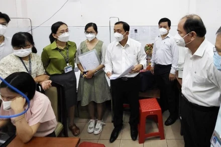 Lãnh đạo Sở Y tế Thành phố khảo sát thực tế việc triển khai chuyển đổi số công tác quản lý F0 tại Trạm Y tế phường 13, quận Tân Bình (Ảnh: Sở Y tế Thành phố).