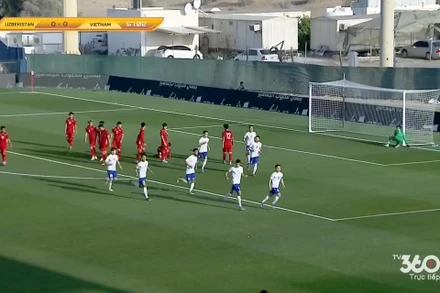 Đội tuyển U23 Việt Nam nhận bàn thua ở phút 58 sau pha dàn xếp đá phạt của U23 Uzbekistan. (Ảnh: 360TV)