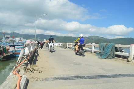 Người dân lo lắng, bất an mỗi lần đi qua lại cầu Thạnh Đức.