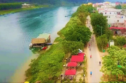 Đường chạy ven sông Son mùa này rất đẹp.