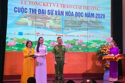 Các thí sinh đoạt giải tại Cuộc thi Đại sứ Văn hóa đọc năm 2020.