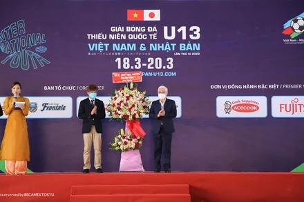 Đồng chí Nguyễn Văn Lợi, Bí thư Tỉnh ủy Bình Dương (bìa phải) trao tặng hoa cho Ban tổ chức.