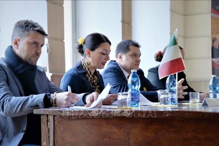 Lãnh sự danh dự Việt Nam tại Napoli Silvio Vecchione tham dự sự kiện. (Ảnh: TTXVN)