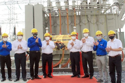 Đại diện lãnh đạo tỉnh Nghệ An, Tổng công ty Điện lực miền bắc, Công ty điện lực Nghệ An cắt băng khánh thành dự án. (Ảnh: Thanh Quỳnh)