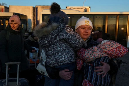 Người dân sơ tán đến nơi an toàn trên một chuyến xe buýt tại Orlivka, Ukraine, ngày 17/3. (Ảnh: Reuters)