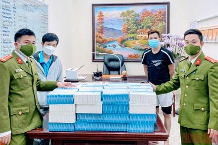 Lô thuốc “Liên hoa thanh ôn” không có giấy tờ chứng minh nguồn gốc, xuất xứ bị Công an quận Hồng Bàng (Hải Phòng) thu giữ.