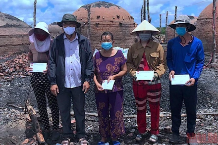 Đại diện Mặt trận Tổ quốc huyện Năm Căn trao hỗ trợ các hộ dân bị ảnh hưởng bởi vụ cháy.