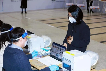 Cử tri chỉ cần xuất trình giấy tờ tùy thân là có thể tham gia bỏ phiếu tại điểm bỏ phiếu sớm ở Ga Seoul ngày 4/3/2022.