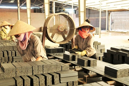 Công nhân làm việc tại nhà máy sản xuất vật liệu xây dựng tại xã Lão Hộ, huyện Yên Dũng (Bắc Giang). (Ảnh: NGUYỄN ĐĂNG KHOA)