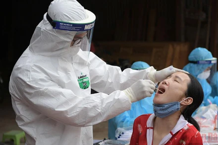 Xét nghiệm Covid-19 cho người dân. (Ảnh DUY LINH)