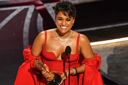 Ariana DeBose đã được xướng tên là ''Nữ diễn viên phụ xuất sắc nhất''. (Ảnh: AFP/TTXVN)