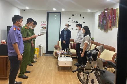 Cơ quan Công an thi hành quyết định khởi tố bị can và lệnh bắt bị can để tạm giam đối với Nguyễn Tấn Hoàng.