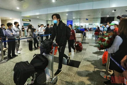 Những công dân Việt Nam tại Ukraine về nước trên chuyến bay cứu trợ ngày 13/3. (Ảnh: SƠN BÁCH)