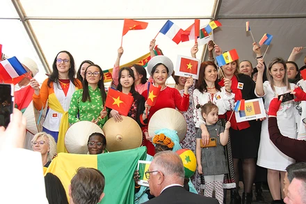 Sắc màu Việt Nam nổi bật trong ngày hội Pháp ngữ ở Yèbles. 