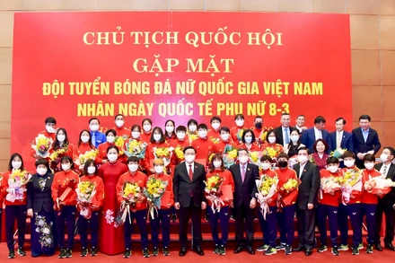 Chủ tịch Quốc hội Vương Đình Huệ cùng các đại biểu và thành viên đội tuyển nữ quốc gia. (Ảnh: ĐĂNG ANH)