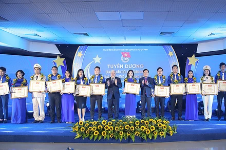 Các đồng chí lãnh đạo Đảng, Nhà nước và Trung ương Đoàn trao Giải thưởng Lý Tự Trọng năm 2022 tặng các đại biểu ở đầu cầu Hà Nội.   