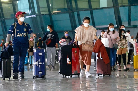 Những du khách đã tiêm đủ liều vaccine Covid-19 khi tới Indonesia sẽ được miễn cách ly. (Ảnh: REUTERS)