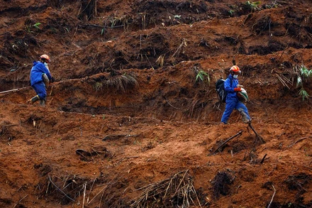Nhân viên cứu hộ làm việc tại hiện trường vụ tai nạn máy bay. (Ảnh: Reuters)