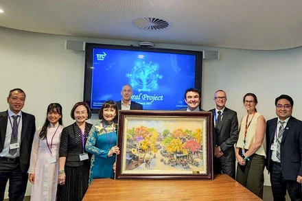 Bà Huỳnh Bích Ngọc-Chủ tịch Hội đồng Quản trị (thứ 4 từ trái sang) và bà Đặng Huỳnh Ức My-Phó Chủ tịch Hội đồng Quản trị (thứ 3 từ trái sang) và các lãnh đạo cấp cao của SBT trong buổi làm việc chính thức với Đại diện Chính quyền bang Queensland, Australia