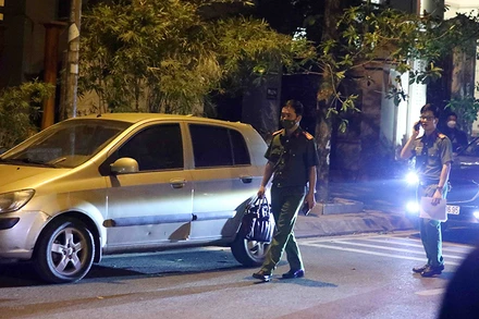 Lực lượng chức năng có mặt tại nhà riêng ông Trịnh Văn Quyết, Chủ tịch Hội đồng Quản trị Công ty Cổ phần Tập đoàn FLC. (Ảnh: Phạm Kiên/TTXVN)