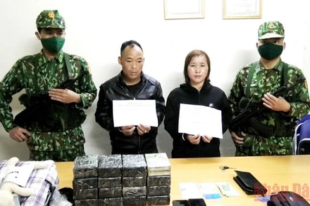Đối tượng Giàng A Lành và Lý Thị Mái bị bắt giữ cùng 32 bánh heroin tại thành phố Lào Cai.