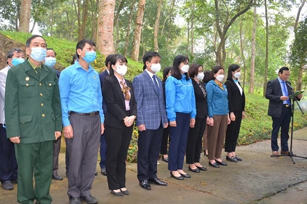 Đoàn công tác Ủy ban MTTQ tỉnh Tuyên Quang dâng hương tại Lán làm việc của Chủ tịch Tôn Đức Thắng, xã Trung Yên (Sơn Dương, Tuyên Quang).