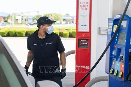 Tại một trạm bán xăng ở Plano, bang Texas, Mỹ. (Ảnh: THX/TTXVN)