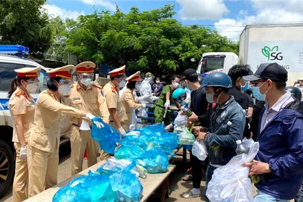 Lực lượng Công an nhiều địa phương phối hợp hỗ trợ người dân trở về từ các tỉnh phía nam để phòng tránh dịch Covid-19.