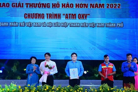 Trao giải cho các đơn vị đạt giải thưởng Hồ Hảo Hớn năm 2021.