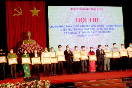 Ban tổ chức tặng bằng khen các đơn vị tham gia hội thi. (Ảnh: PHONG NGUYÊN)