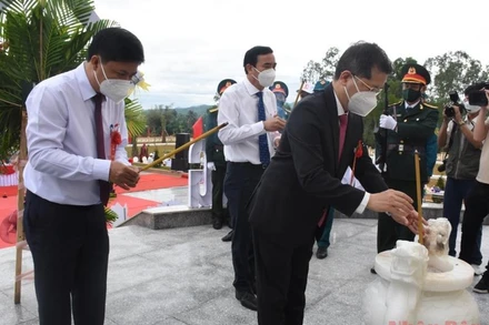 Bí thư Thành ủy Đà Nẵng Nguyễn Văn Quảng và lãnh đạo TP Đà Nẵng dâng hương tại Bia chiến tích Gò Hà.
