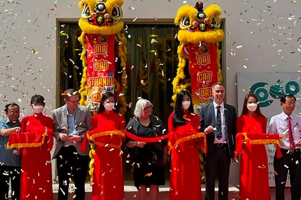 Cắt băng khánh thành khu phức hợp đa chức năng - Hợp tác xã Bưởi da xanh tỉnh Bến Tre.