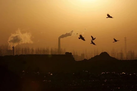 Khí thải thoát ra từ một nhà máy ở tỉnh Hà Bắc, Trung Quốc. (Ảnh: Reuters)