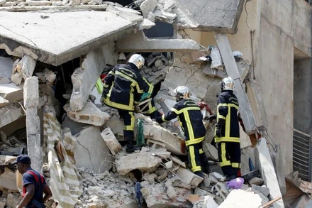 Lực lượng cứu hộ tìm kiếm những người còn sống sót trong đống đổ nát của tòa chung cư bị sập ở Abidjan, Bờ Biển Ngà, ngày 7/3/2022. (Ảnh: REUTEERS)