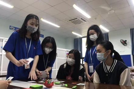 Tư vấn cho các học sinh lớp 9 tại sự kiện Maska 2022. (ẢNH: SƠN BÁCH)