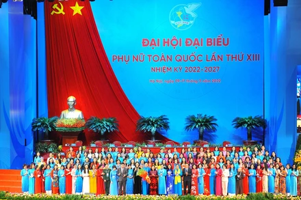 Ban Chấp hành Trung ương Hội Liên hiệp Phụ nữ Việt Nam khóa XIII ra mắt Đại hội. (Ảnh: TTXVN)