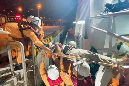 Thuyền viên bị nạn được đưa về bờ.