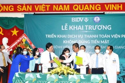 Ngân hàng BIDV Mỹ Tho và Bệnh viện đa khoa Trung tâm Tiền Giang ký kết triển khai cho bệnh nhân thanh toán không dùng tiền mặt.