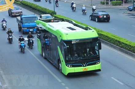 Hình ảnh các tuyến xe buýt điện ở Hà Nội vận hành ổn định