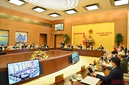 Ủy ban Thường vụ Quốc hội biểu quyết thông qua Nghị quyết về mức thuế bảo vệ môi trường đối với xăng, dầu, mỡ nhờn đến hết ngày 31/12/2022. (Ảnh: DUY LINH)